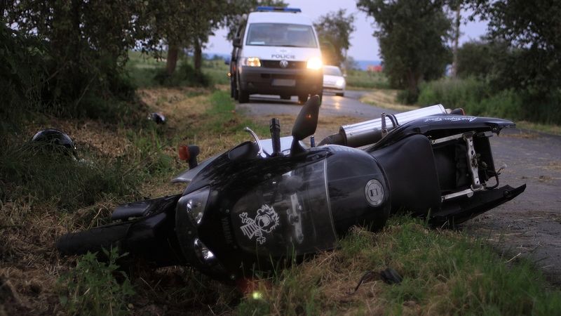 V příkopě na Nymbursku našel řidič mrtvého motorkáře